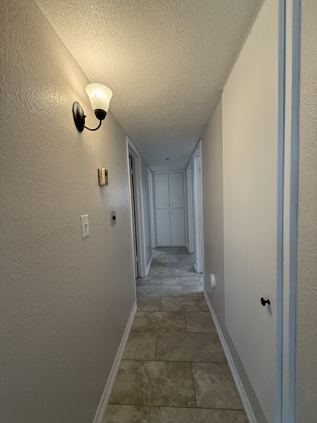 Building Photo - 955 Versailles Dr