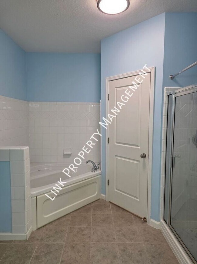 Building Photo - Beautiful One-Level Downstairs Condo in Prime Hamilton Place Location