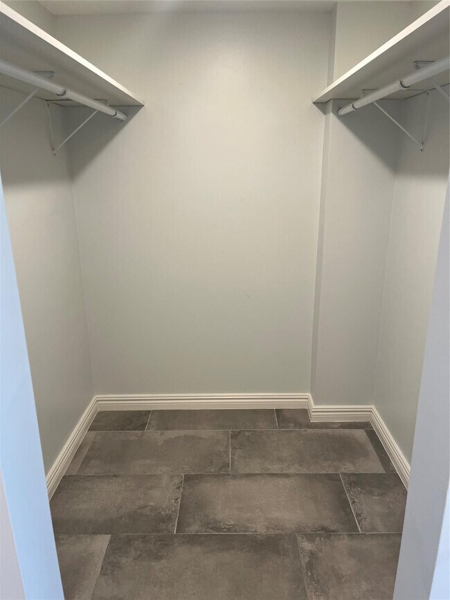 Building Photo - 9440 Live Oak Pl