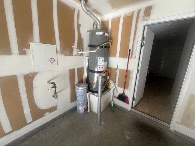 Building Photo - 2 bedroom Townhome located near Nellis Air Force Base!!