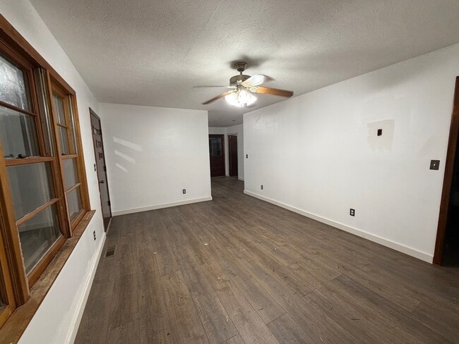 Building Photo - 502 Bluebird Dr