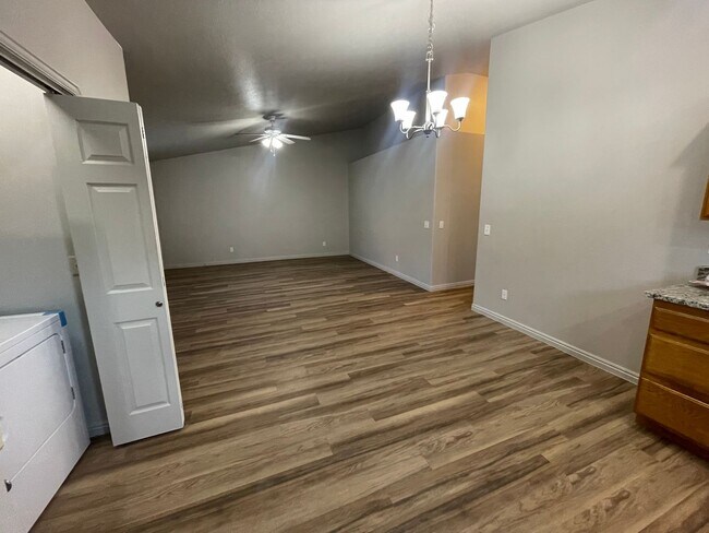 Building Photo - 3 Bedroom Duplex!!