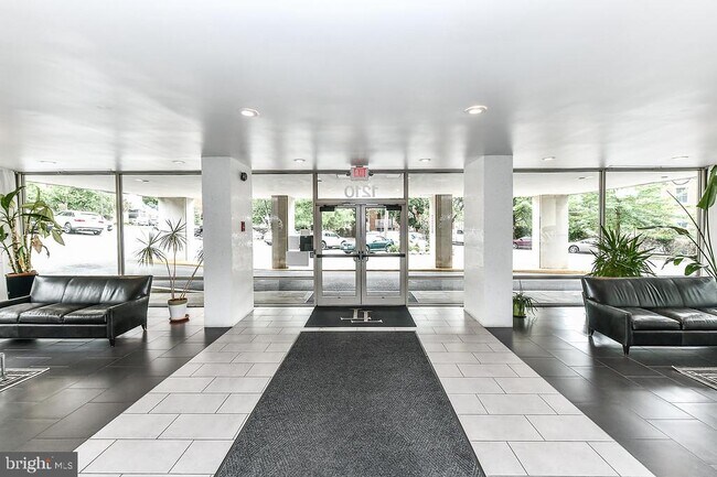 Building Photo - 1210 N Taft St