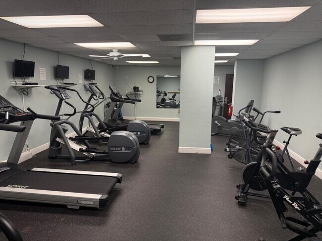 Building Photo - 925 N Halifax Ave