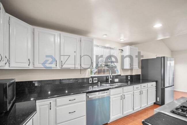 Building Photo - 41861 Maywood St