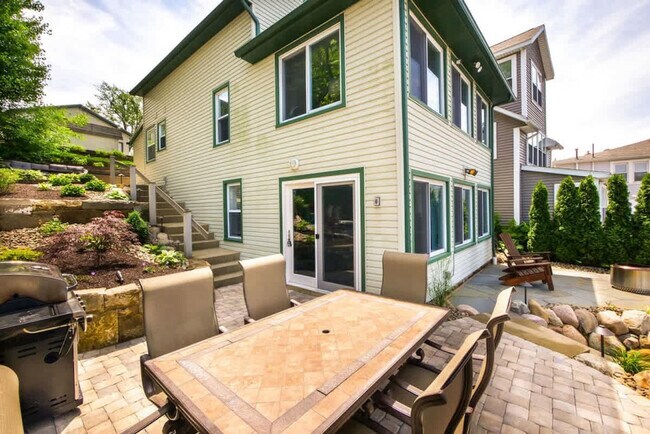 Building Photo - 3576 Portage Point Blvd