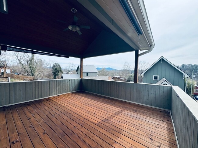 Building Photo - West AVL - Spacious, Beautiful Modern Home