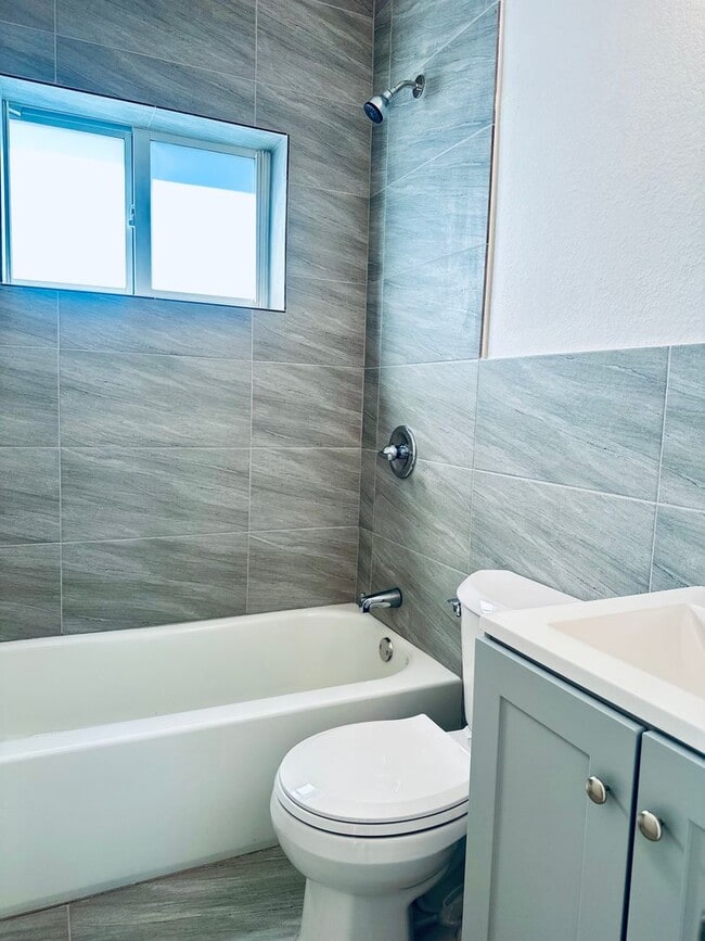 Building Photo - Newly remodeled apartment in the heart of ...