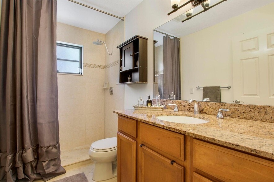 Building Photo - 2046 Cove Ln