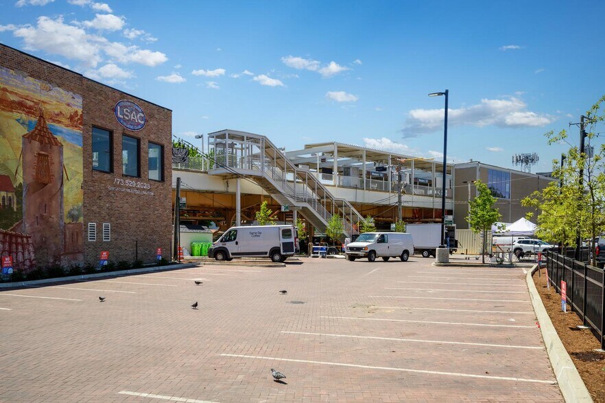 Building Photo - 4754 N Lincoln Ave