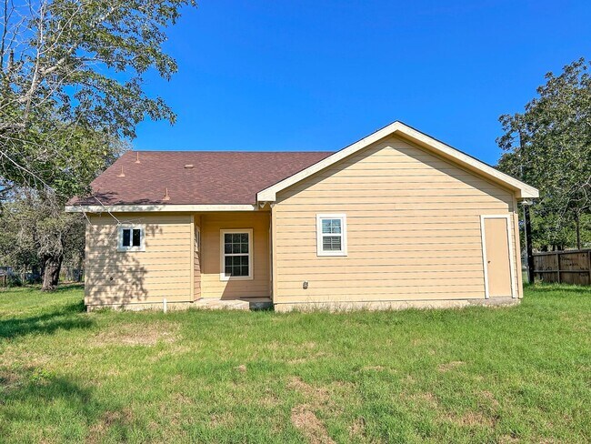 Building Photo - Elegant Stone-Front Home on 1 Acre in Natalia