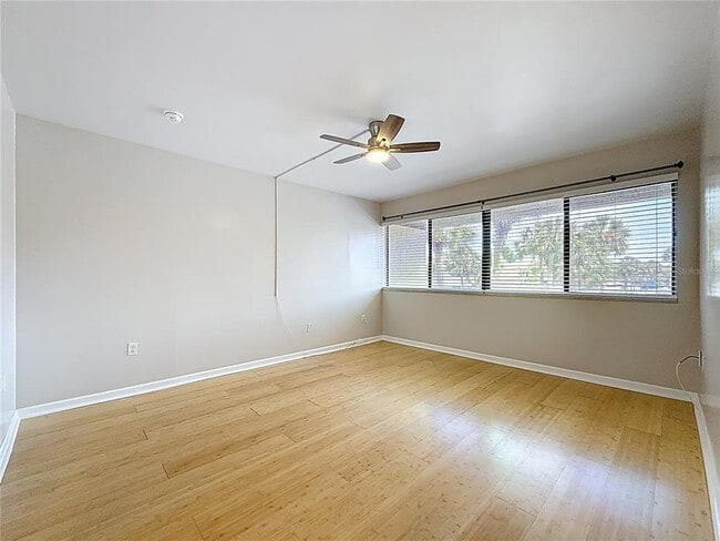 Building Photo - 890 N Village Dr