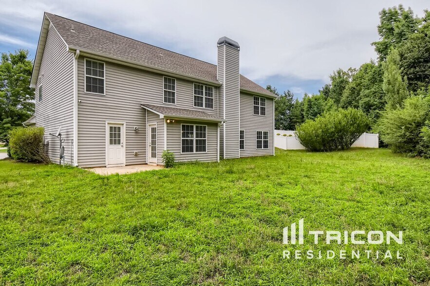 Building Photo - 828 Redan Way
