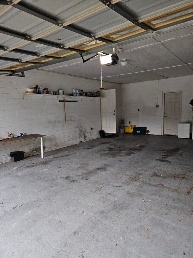 Building Photo - BEAUTIFUL 4 BEDROOM 2 BATH HOME IN THE BEA...