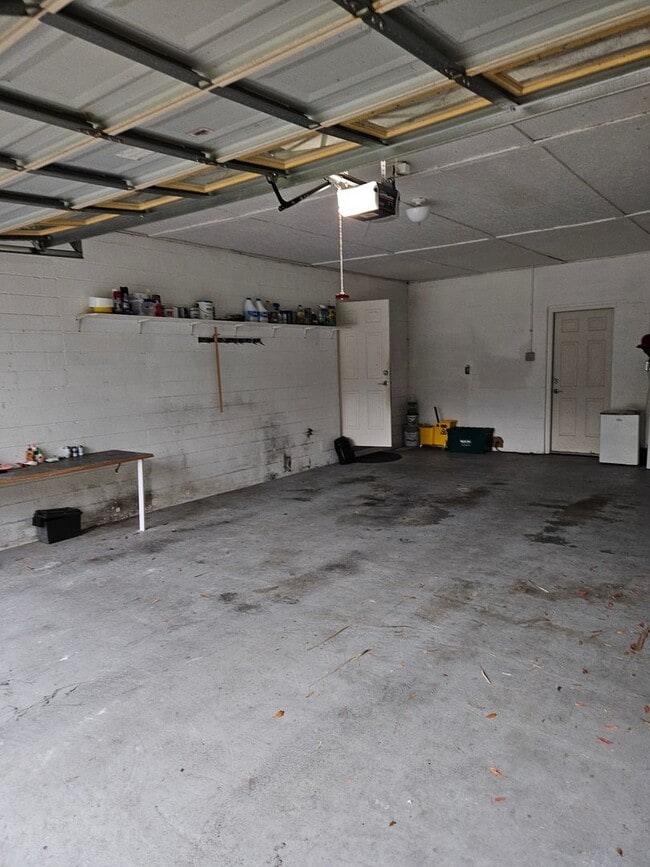 Building Photo - BEAUTIFUL 4 BEDROOM 2 BATH HOME IN THE BEAUTIFUL SOUTH DAYTONA