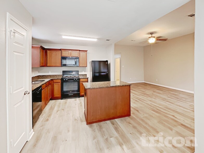 Building Photo - 815 Marigold Rd