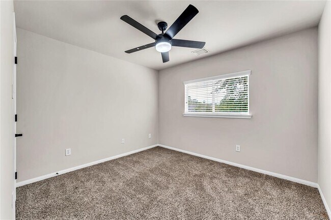 Building Photo - 19 W Spindle Tree Cir