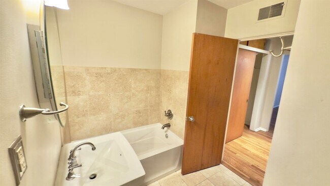 Building Photo - 5209 Walnut Grove Rd