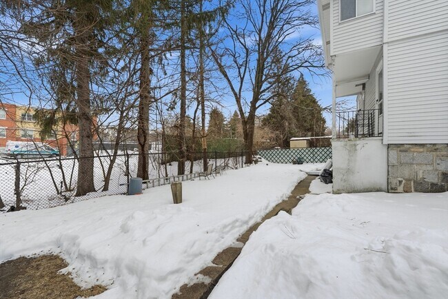 Building Photo - 111 Dustin St