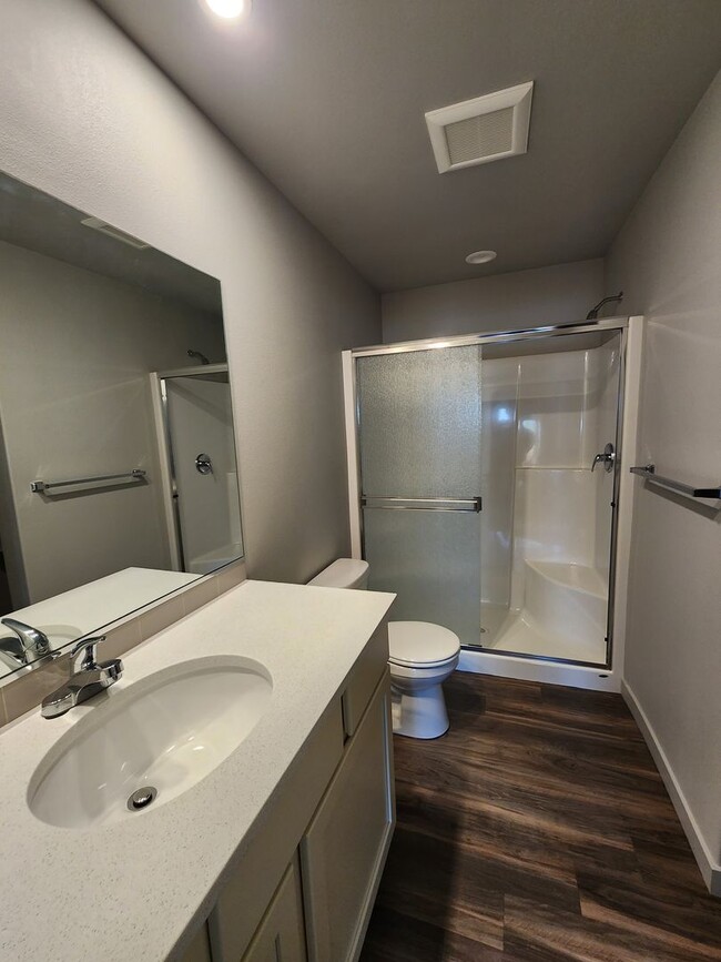 Building Photo - Newer Build Unit in Pasco