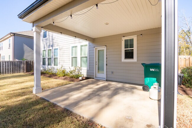 Building Photo - 811 Lillian Pk Dr