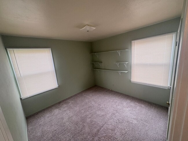 Building Photo - Charming 3 bedroom 2bath home available now!