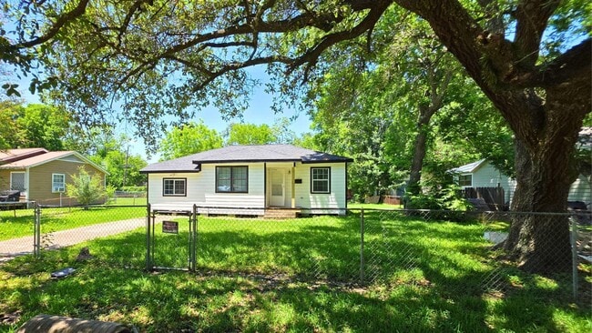 Building Photo - 502 Azalea Dr