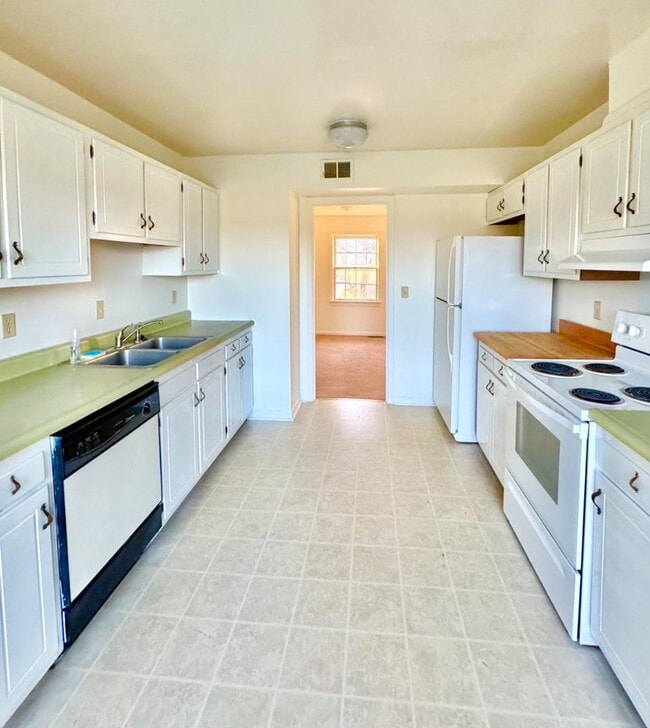 Building Photo - 105 Yorkshire Ct