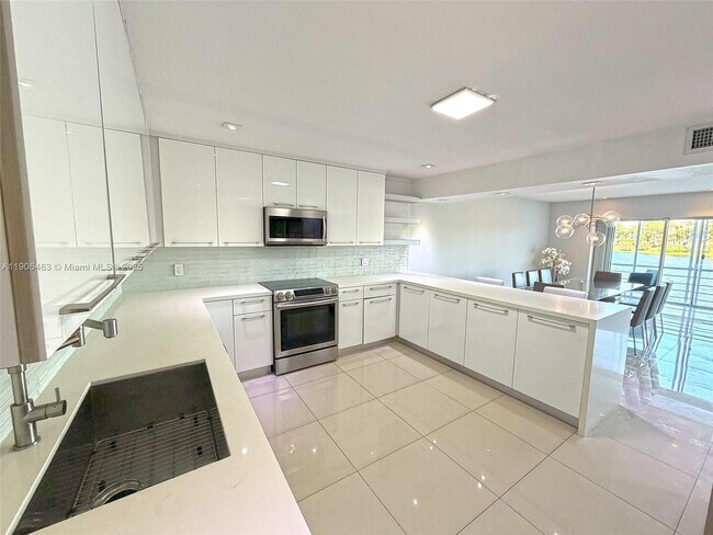 Building Photo - 879 NE 195th St