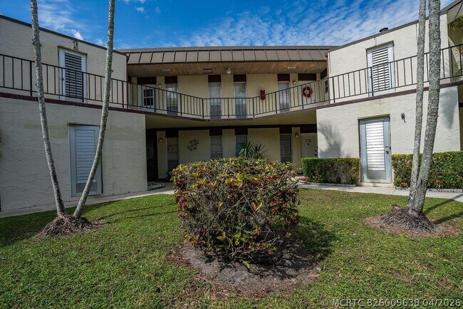 Building Photo - 2 Greenway Village N