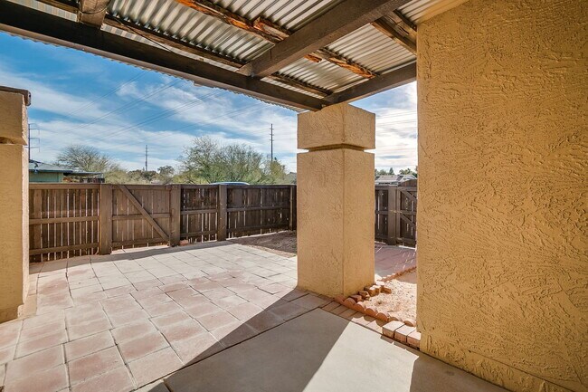 Building Photo - 460 N 64th Pl