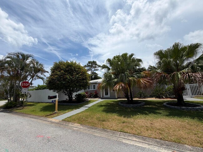 Building Photo - 204 S Seacrest Cir