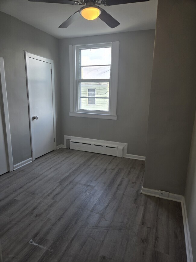 Building Photo - 264 Linton St