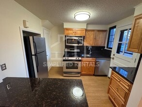 Building Photo - 2 Bedrooms 1 bathroom Unit available in Wa...