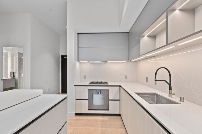 Building Photo - Luxury Executive Condo w/AC in the Heart o...