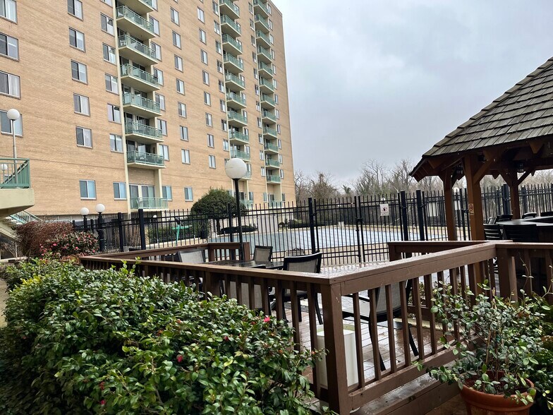 back entrance ; tiki bar; grills and pool - 501 Slaters Ln