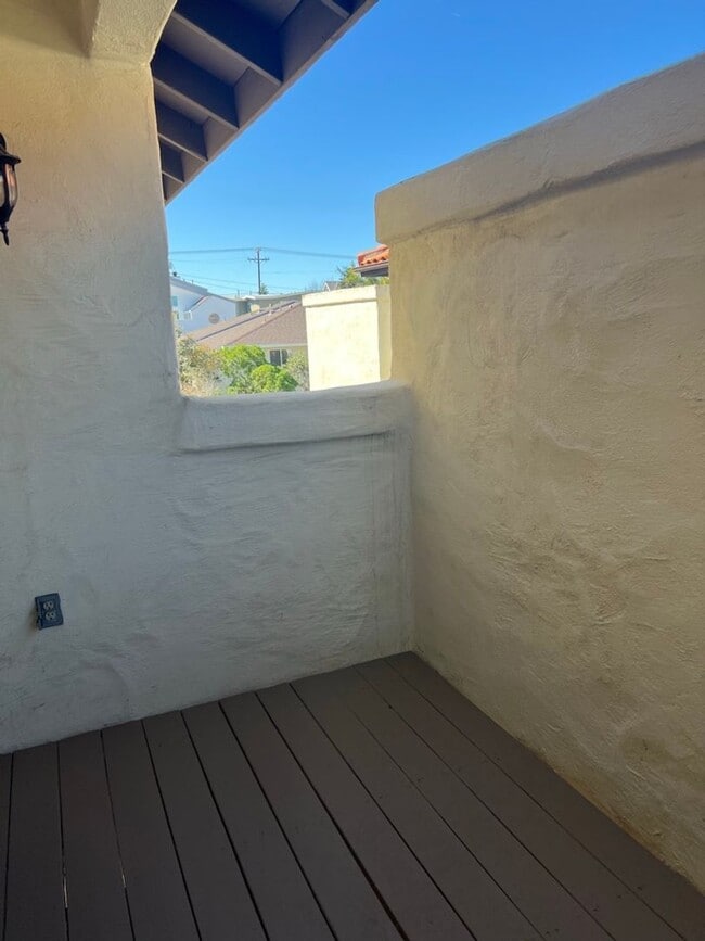 Building Photo - Meticulously maintained condo - 2 main bed...