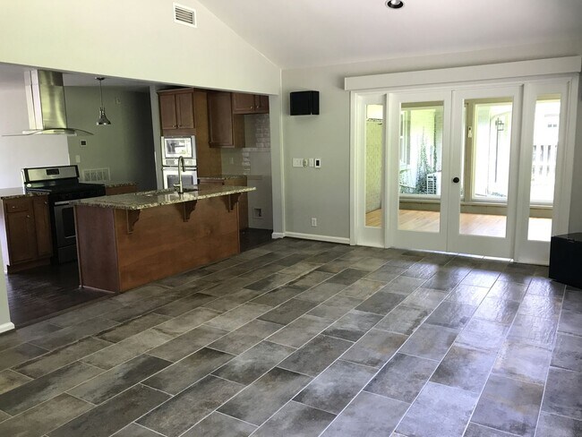 Building Photo - Meticulously Maintained Home in West Meade