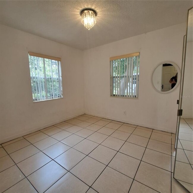 Building Photo - 627 61st Ave S