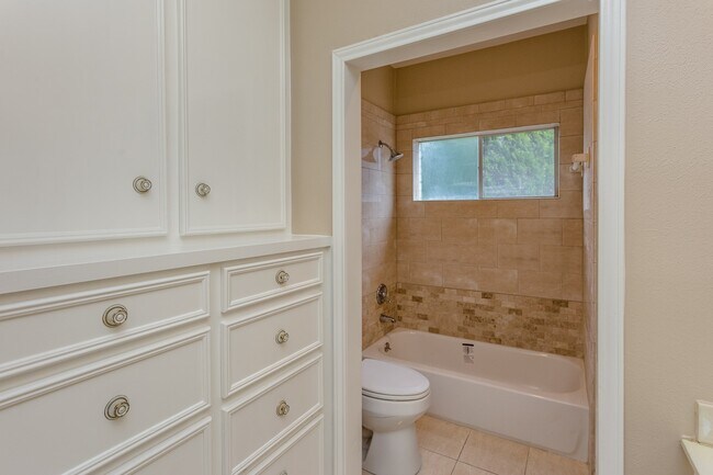 Building Photo - 1703 Plantation Dr