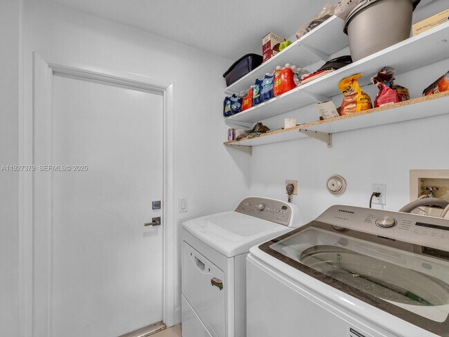 Building Photo - 933 Falling Water Rd