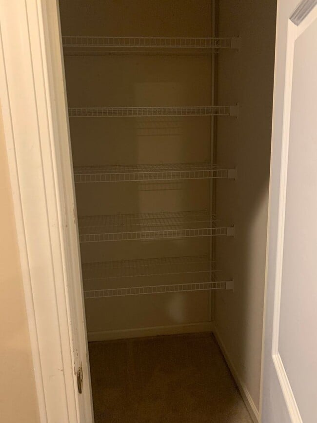 Building Photo - Spacious Townhome close to downtown Auburn...