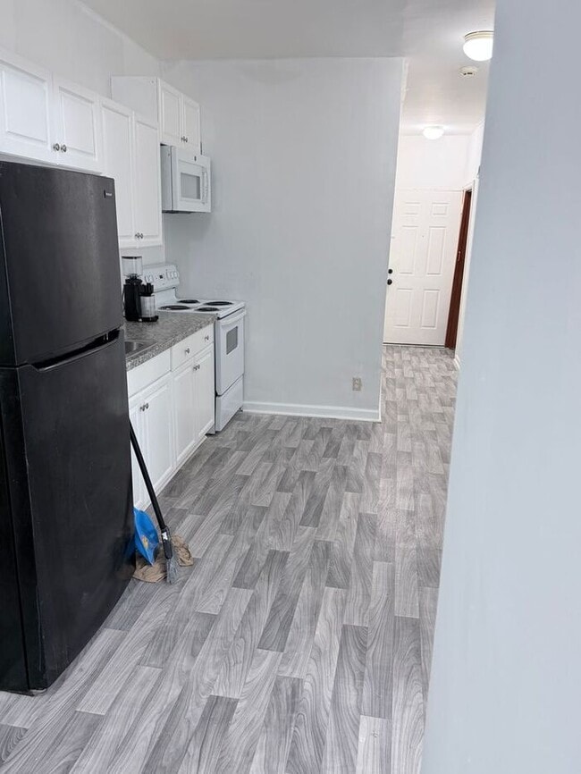 Building Photo - Police and first responders >> Three Beds , and One Bath