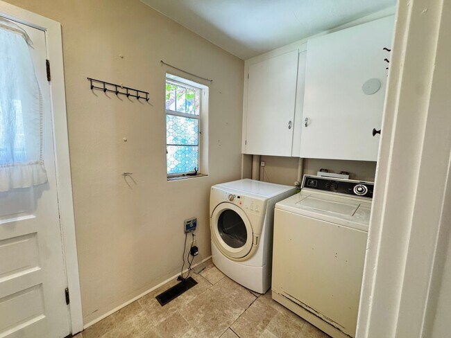 Building Photo - North Campus Gem!