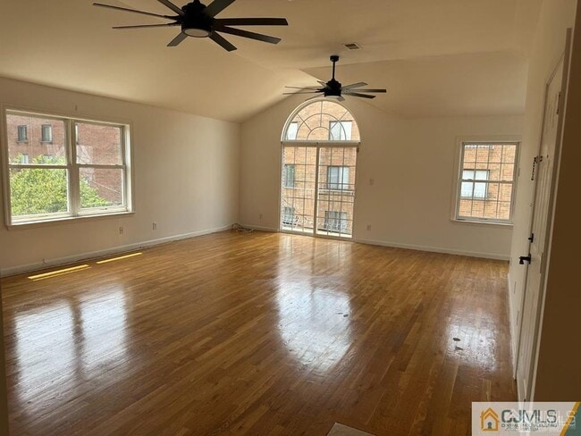 Building Photo - 2024 Grand Ave