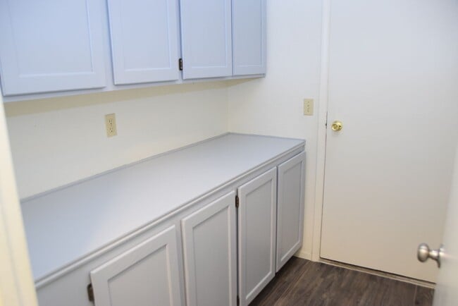 Building Photo - NORTHWEST - 2 STORY HOME - 4 BEDROOMS