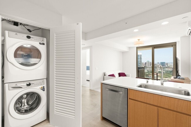 Building Photo - Furnished 1 bed / 1 bath / 1 parking at Sk...