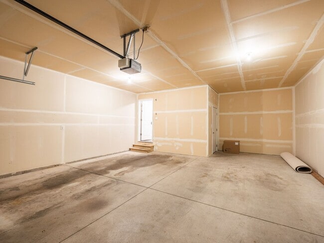 Building Photo - Charming River District Rancher | Double Vanity Suite | Walk to Orchard Park