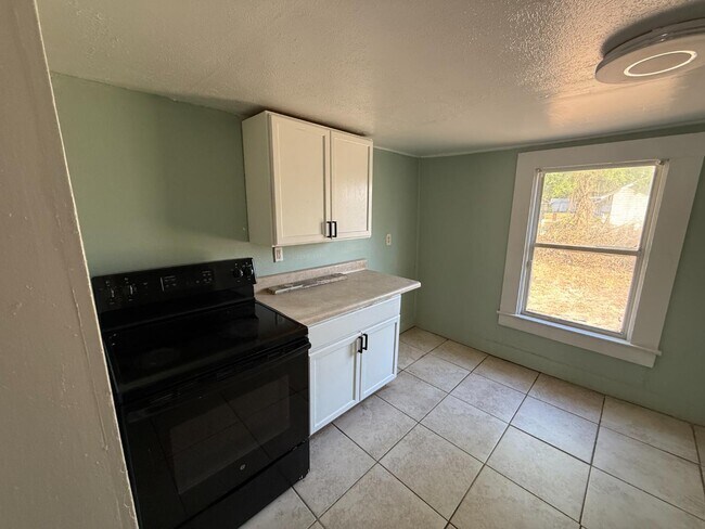 Building Photo - 750 Escambia St