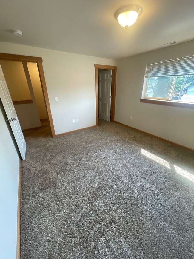 Building Photo - 2 Bedroom in Lebanon with Garage and backy...